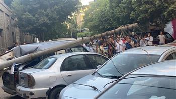 سقوط عمود إنارة وتهشم عدد من السيارات في حادث مروع بإمبابة