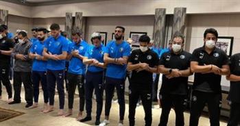 بعثة المنتخب تؤدي صلاة الجمعة في فندق الإقامة بالكاميرون