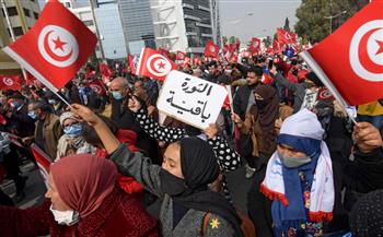   ذكرى ثورة تونس.. الشعب يحارب مناهضي الإصلاح.. والسلطات تفرض سيطرتها لحماية الشعب