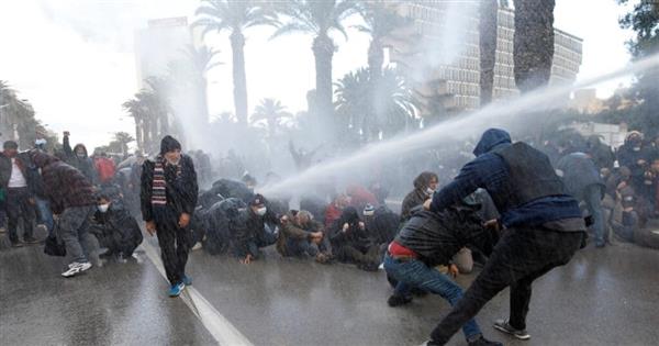 الداخلية التونسية: استخدام المياه ضد متظاهرين حاولوا دخول شارع الحبيب بورقيبة