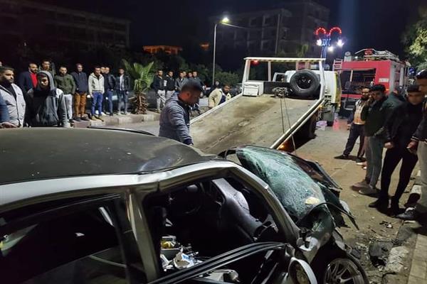«مسابقة للسرعة» تحطم سيارتين ملاكى بحادث أمام بوابة الجامعة فى أسيوط