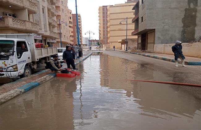 جهود إزالة تراكمات مياه الأمطار بمطروح والضبعة