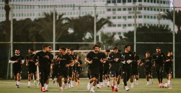 تدريبات بدنية وإطالات للاعبي الزمالك بمجمع الصالات