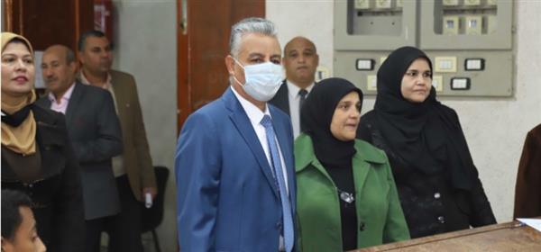 «غرباوى» يجرى جولة تفقدية لامتحانات الكليات بجامعة جنوب الوادى