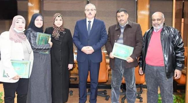 رئيس جامعة القناة يكرم فريق تحديث ملفات الجهاز الإدارى 