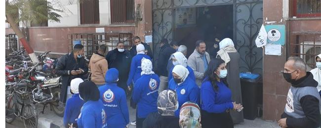 وكيل وزارة الصحة بأسيوط يقوم بتوزيع الكمامات على المواطنين 