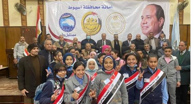 أوائل الطلبة بأسيوط تواصل فعالياتها بتنافس ٨ مدارس  
