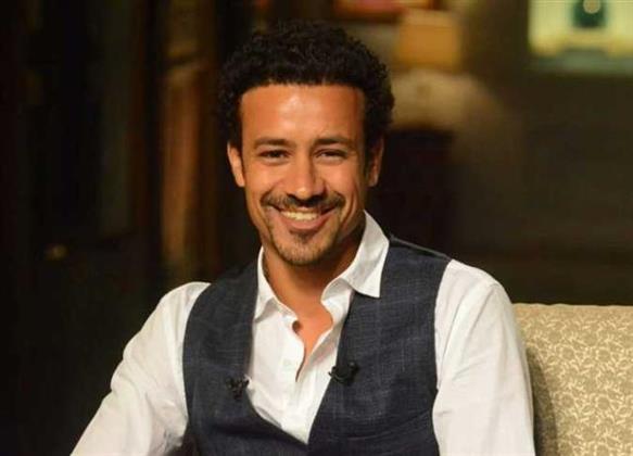 أحمد داوود يحصل حذاء توقيع محمد صلاح 