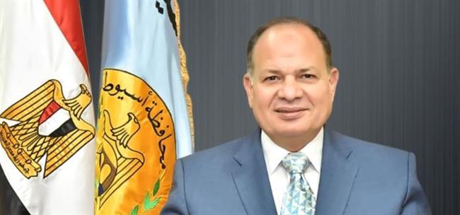 مغادرة محافظ أسيوط المستشفى الجامعى بعد أجراء جراحه غضروف 
