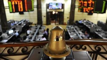 تباين مؤشرات البورصة المصرية بمنتصف تعاملات اليوم الإثنين