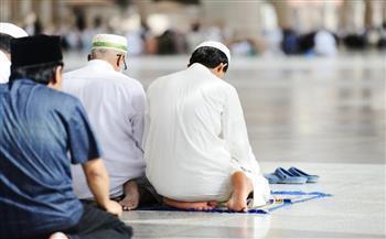 ما حكم صلاة من يصلي منفردًا خلف الصفوف؟.. الإفتاء تجيب