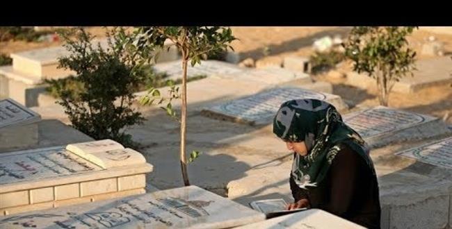 ما حكم الشرع في دفن طفل ذكر مع امرأة بقصد التخفيف عنها