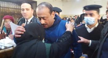   اللى راح راح.. والدة قاتل شقيقته بالمنصورة للمحكمة: «ارحموه معدش ليا غيره»