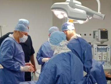 نجاح عمليتين استبدال مفصل الفخذ بالكامل لمريضين بالمجمع الطبي بالإسماعيلية