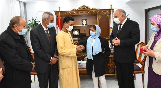 محافظ قنا يشهد خطوبة ثانى فتاة يتيمة بمكتبه.. صور 