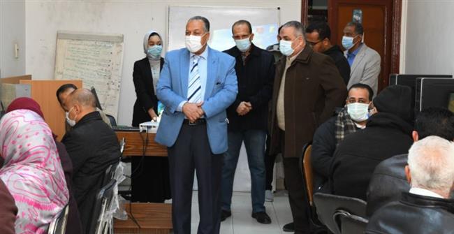 «الطيبى» يتابع تدريب العاملين بالديوان العام بقنا على أساسيات التحول الرقمى 