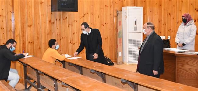 رئيس جامعة الفيوم يتفقد الامتحانات بعدد من الكليات
