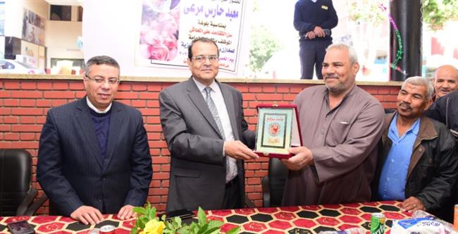 جامعة سوهاج تكرم سائق لبلوغه السن القانونية 