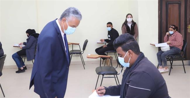 رئيس جامعة جنوب الوادى يتفقد امتحانات فرع الجامعة الإلكترونية بقنا