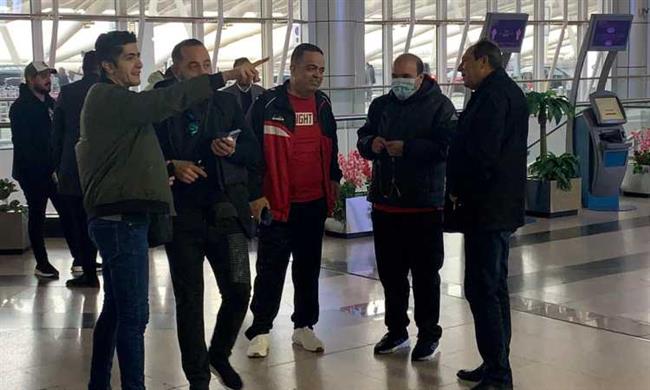 الجمهور فى المطار قبل رحلة الكاميرون لتشجيع المنتخب