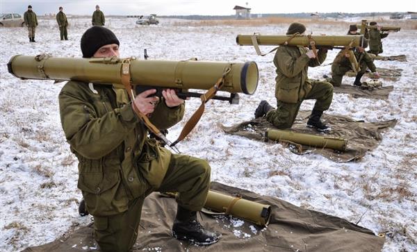 أوكرانيا تستقبل دفعة أسلحة مضادة للدبابات مقدمة من بريطانيا
