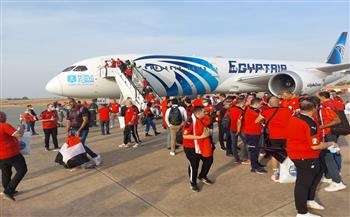   سفير مصر بالكاميرون يستقبل الطائرة الخاصة بالجماهير قبل مباراة السودان 