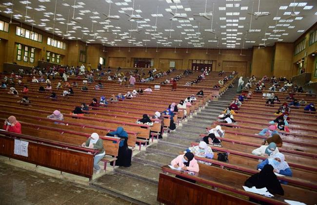 67 ألف طالبة وطالبة بجامعة سوهاج يواصلون أداء امتحاناتهم وسط اجراءات احترازية