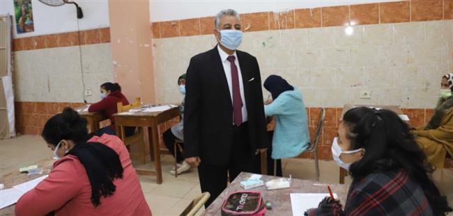 رئيس جامعة جنوب الوادي يطمئن على أسئلة الامتحانات من طلاب الجامعة