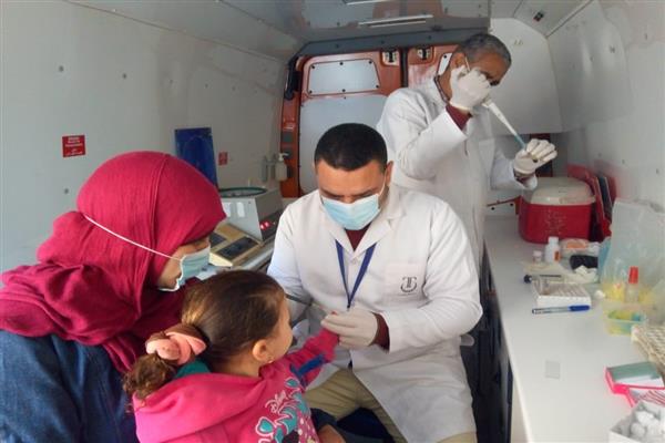الكشف على 2000 مواطناً خلال قافلة  طبية مجانية بقرية كوم البركة بكفر الدوار