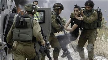   قوات الاحتلال الإسرائيلي تعتقل شابا فلسطينيا خلال قمعها تظاهرة في الشيخ جرّاح