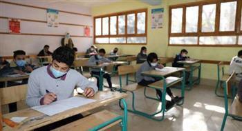   طلاب النقل للصف الأول والثاني الإعدادي والأول الثانوي يؤدون الامتحانات بجنوب سيناء