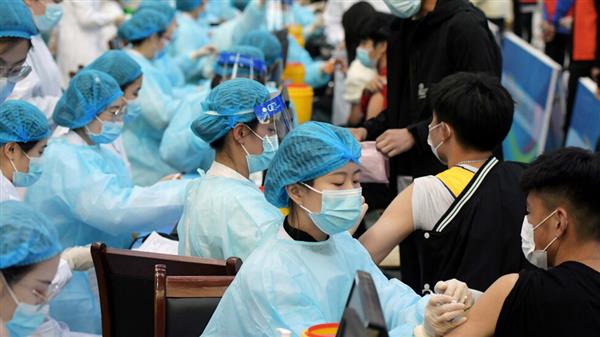 الصين تقدم أكثر من 2.9 مليار جرعة من لقاح كورونا لمواطنيها