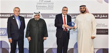 بريد الإمارات يكرم  نظيره المصري 