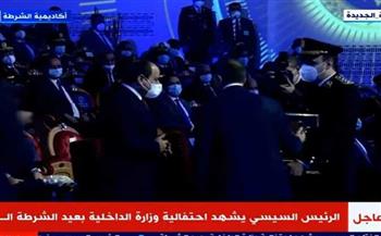   وزير الداخلية يقدم للرئيس السيسي هدية تذكارية بمناسبة الاحتفال بعيد الشرطة 70