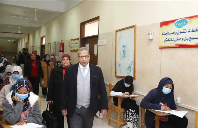 طلاب جامعة جنوب الوادى يواصلون أداء امتحاناتهم فى  14 كلية ومعهد 