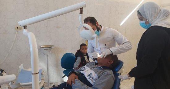 الكشف على ٢١٣ حالة فى قافلة طبية بقرية الحمراوين بالقصير