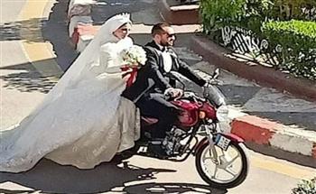   عريس يزف عروسه على موتوسيكل بشوارع قنا..  فيديو وصور