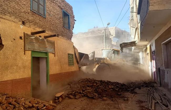 محلية مركز قنا إخلاء وإزالة منزلين آيلين للسقوط بقرية الأشراف