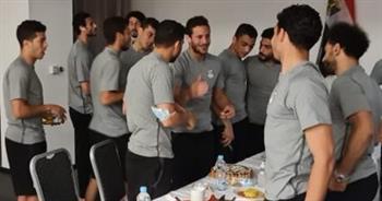 منتخب مصر يحتفل بعيد ميلاد رمضان صبحي