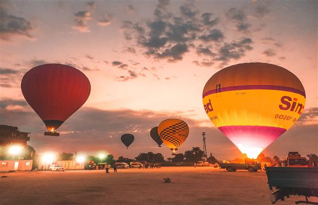 إلغاء رحلات البالون الطائر في الأقصر بسبب سرعة الرياح وانعدام الرؤية