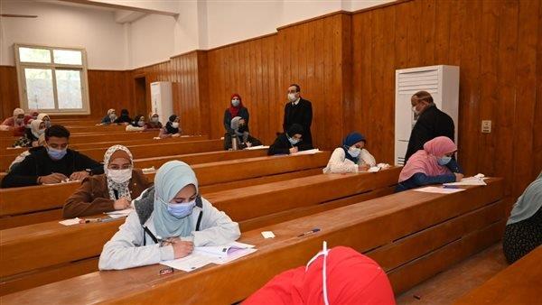 رئيس جامعة الفيوم يتابع امتحانات الفصل الدراسي الأول بعدد من الكليات