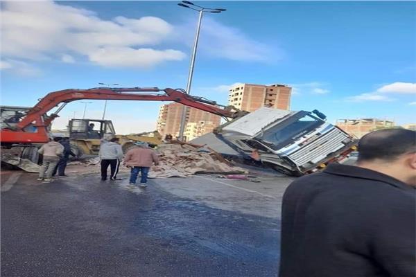 انقلاب سيارة نقل محملة بالرخام بالطريق الدائري بـ«البساتين»