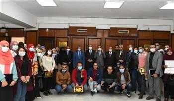محافظ قنا ورئيس جامعة جنوب الوادي يكرمان الصيادلة بمستشفيات قنا