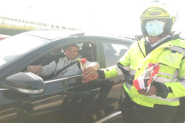 بمناسبة أعياد الشرطة..  رجال المرور يستقبلون قائدي السيارات بالورد وتوزيع الشكولاتة