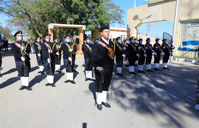 محافظو الجمهورية يضعون أكاليل الزهور على النُصب التذكارية بمناسبة عيد الشرطة