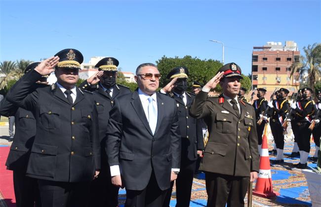 محافظ البحر الأحمر يضع إكليل الزهور على النصب التذكاري لشهداء الشرطة