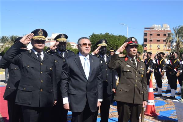 محافظ البحر الأحمر يضع إكليل الزهور على النصب التذكاري لشهداء الشرطة