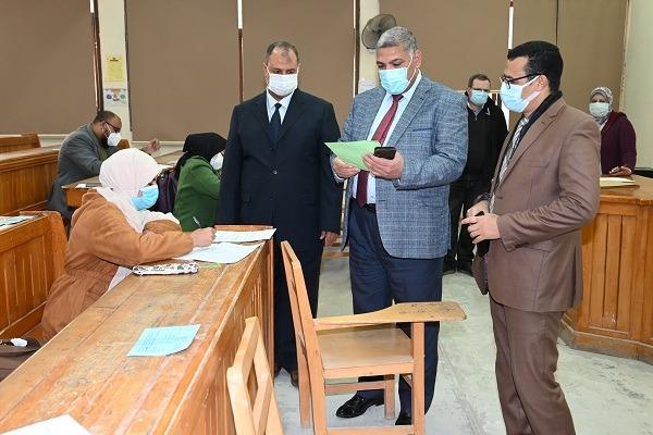 نائب رئيس جامعة الفيوم يتفقد امتحانات الدراسات العليا بكلية الزراعة