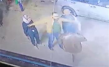 شاهد: سيدة تحمل سنجة وتعتدي علي صاحب محل بحلوان