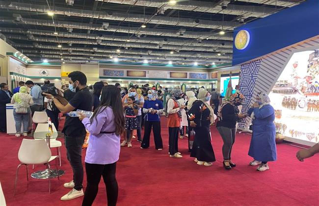 عبد المجيد فى انتظار جمهور معرض الكتاب ببيت الياسمين 